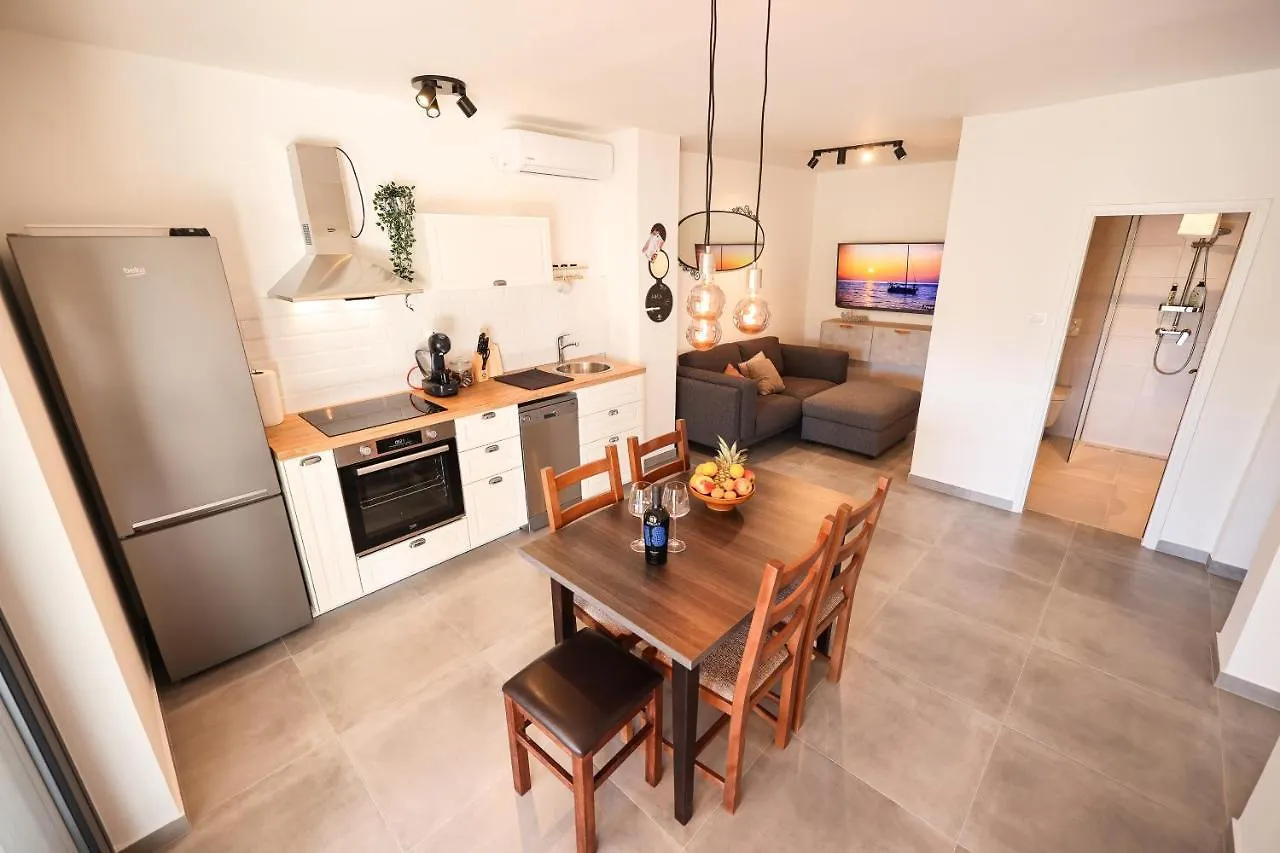 Old Road Apartment Vir