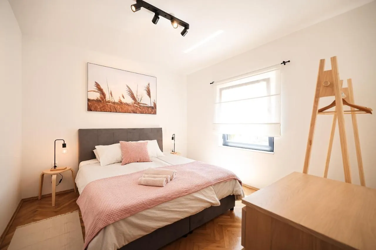 Ferienwohnung Old Road Vir Apartment