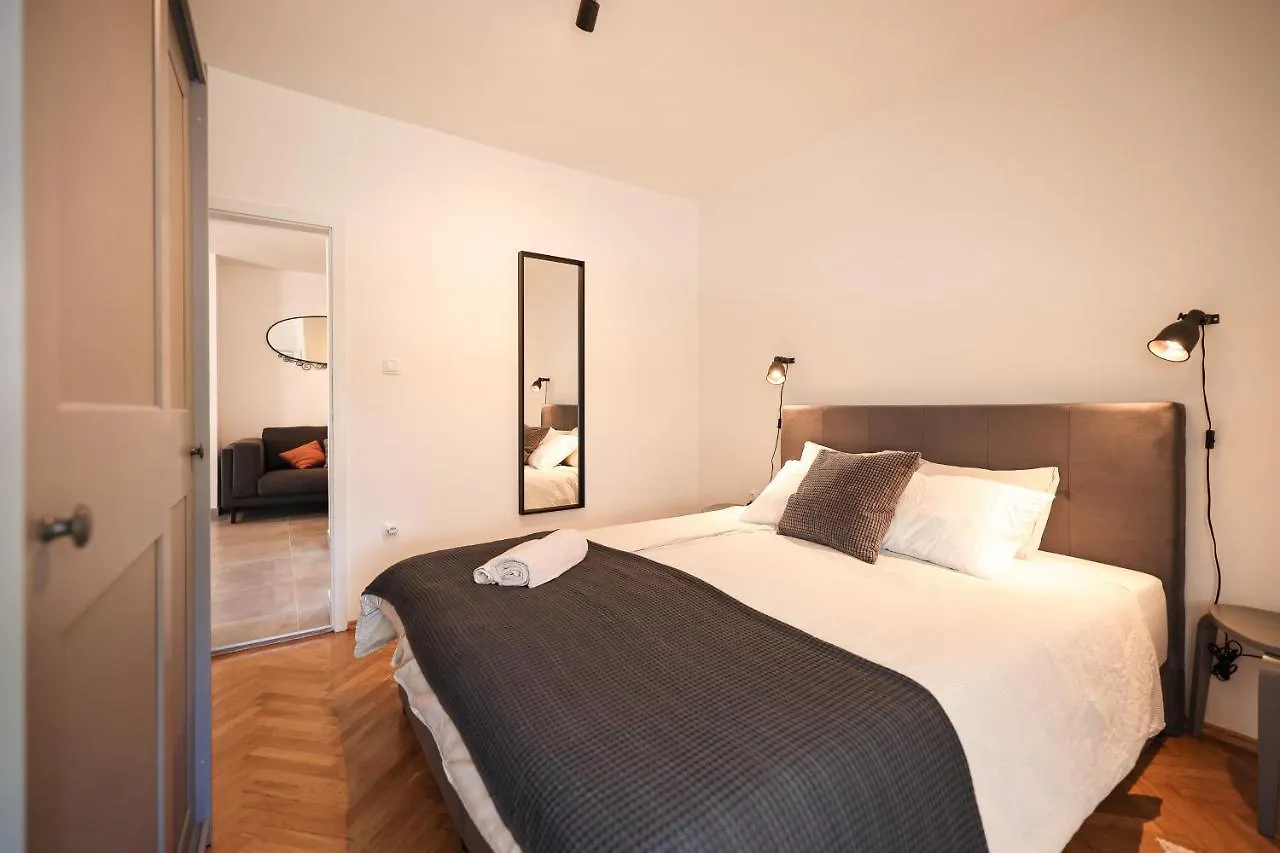 Ferienwohnung Old Road Vir Apartment